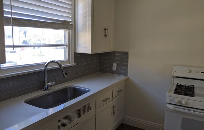 2 beds, 1 bath, $1,995, Unit 11