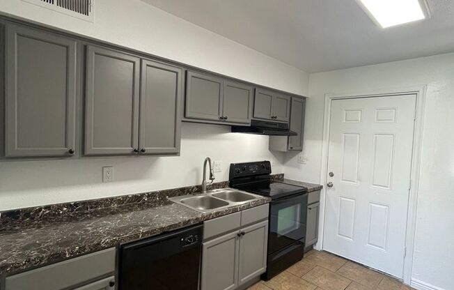 2 beds, 1 bath, 800 sqft, $1,195, Unit 02