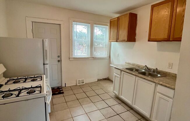 3 beds, 1 bath, 500 sqft, $895, Unit Upper TR 7/30/24