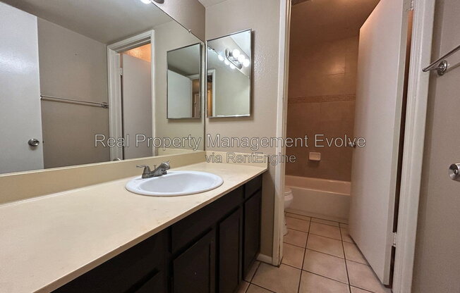 2 beds, 1 bath, 957 sqft, $999, Unit A