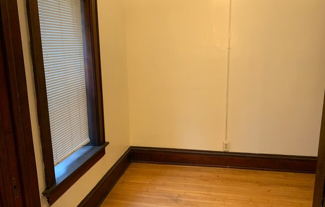 3 beds, 1 bath, $1,300, Unit 01