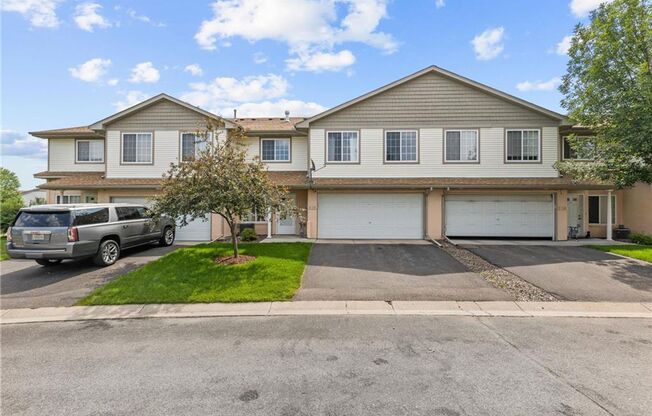 Beautiful 3 bed 3 bath townhome in forest lake!!!