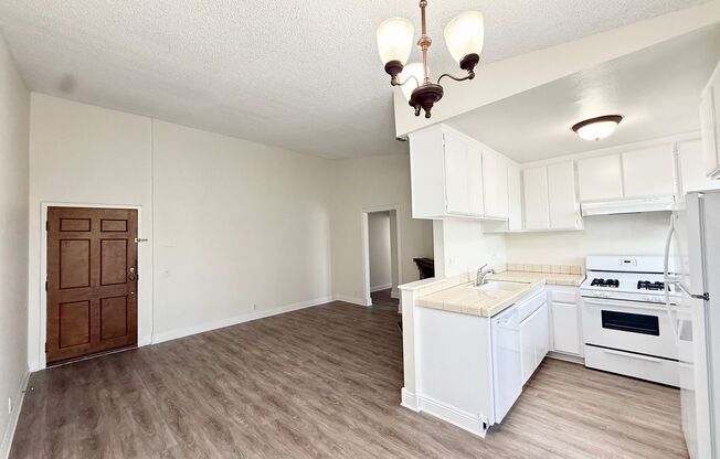 2 Bedroom 2 bath Condo with Garage! (Normal Heights)