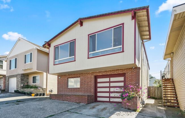 Wonderful Top-Floor Flat Providing Comfort & Convenience