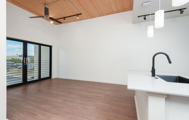 2 beds, 2 baths, 910 sqft, $1,867, Unit 213