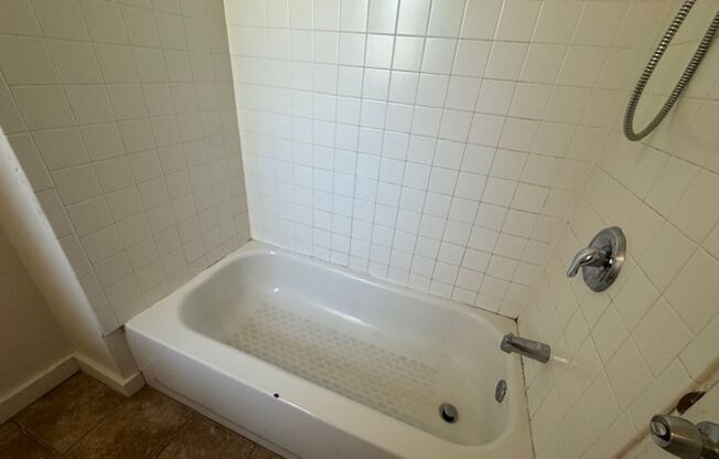 2 beds, 1 bath, 830 sqft, $2,290, Unit 3510 Louisa St. #05
