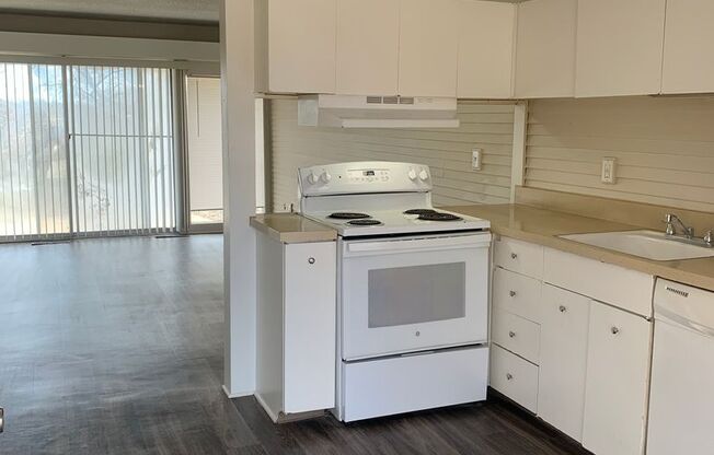 2 beds, 1 bath, 764 sqft, $875, Unit 15B