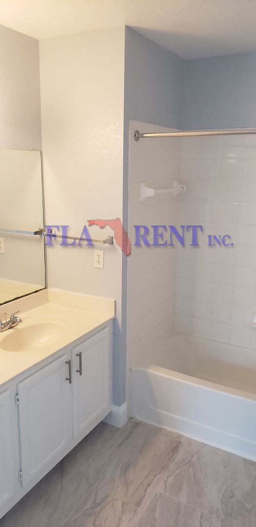 4 BR / 3 FULL BATH (INCLUDES 2 MASTERS) 2 STORY (NEAR DISNEY!) GATED COMMUNITY WITH COMMUNITY POOL!**