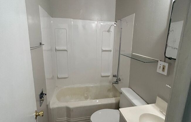 2 beds, 1 bath, $810