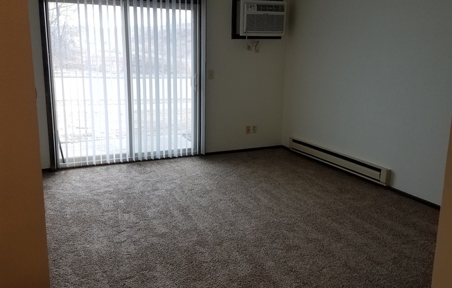 2 beds, 1 bath, $855, Unit 2F