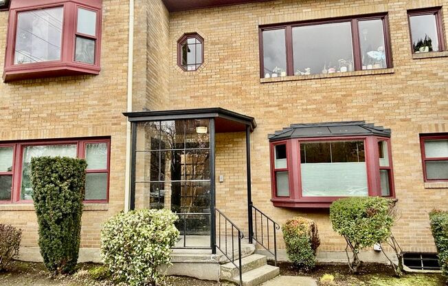 "Lovely Updated Condo in the Sullivan's Gulch Neighborhood" Water/Sewer/Trash & Heat Included in the Rent. Pet Friendly and Washer & Dryer in the Unit!