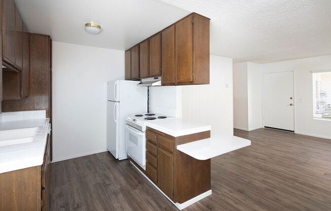 Spacious Two Bedroom Apartment w/ Parking in Ocean Beach. Rent today!