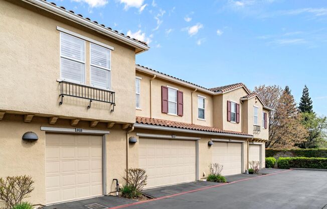 Beautiful 2 bed 2 bath located in Elk Grove!