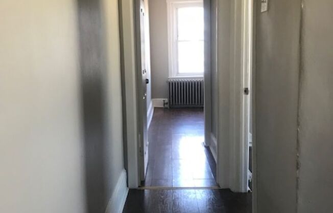 4 beds, 1 bath, $1,400, Unit 1st Floor Rear