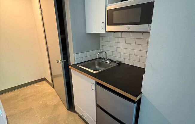 Studio, 1 bath, 239 sqft, $999, Unit 416