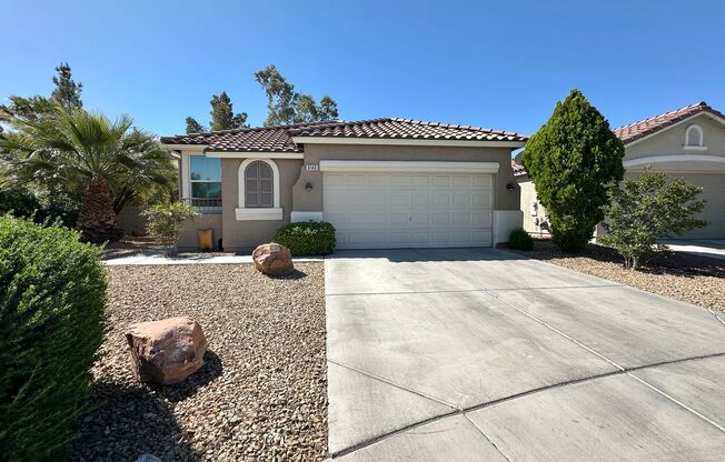 BEAUTIFUL SINGLE STORY HOME LOCATED IN GATED SEVEN HILLS COMMUNITY. OPEN AND AIRY LIVING SPACE WITH THE KITCHEN/DINING AREA OPEN TO THE LIVING AREA. TILE & LVP FLOORS THROUGHOUT. ALL MAJOR APPLIANCES INCLUDED. A MUST SEE!!