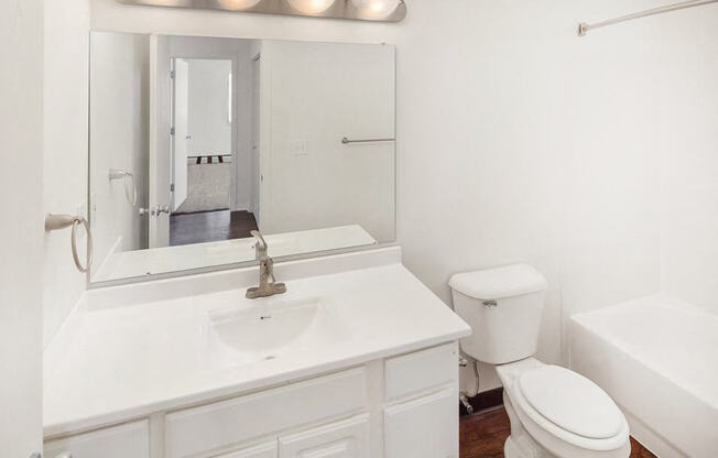 bright bathrooms at Forest Pointe apartments