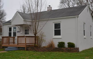 ADORABLE 2 BEDROOM 1 BATHROOM HOUSE AVAILABLE NOW