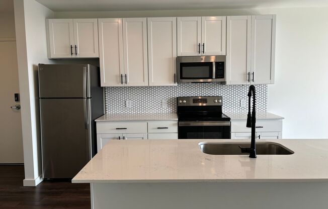 2 beds, 2 baths, 958 sqft, $2,325, Unit 810