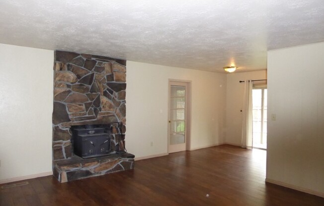 3 beds, 2 baths, $2,500