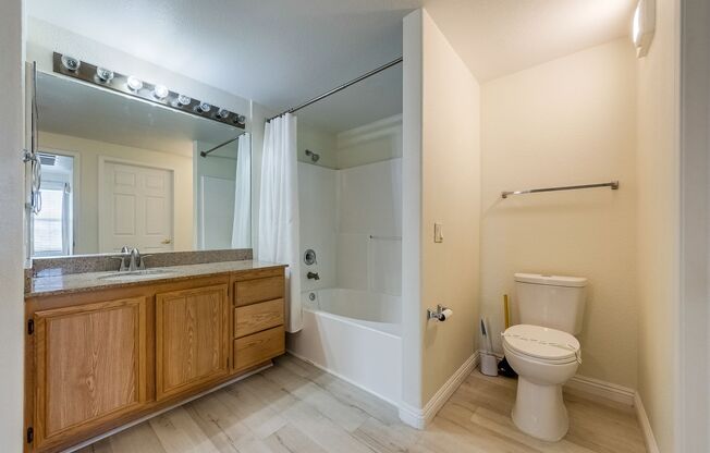 2 beds, 1 bath, $1,750, Unit # 2093