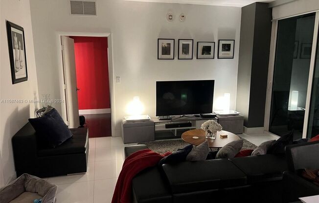 Stunning 1-bedroom/2-bath + den apartment in the highly sought-after Vizcayne Condo in the heart of downtown