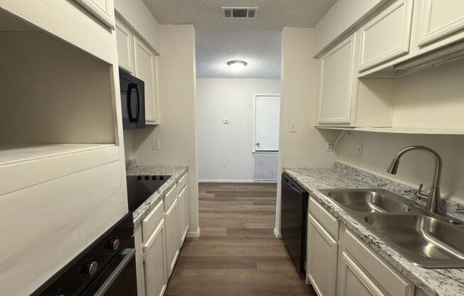1 bed, 1 bath, $810, Unit APARTMENT 2017