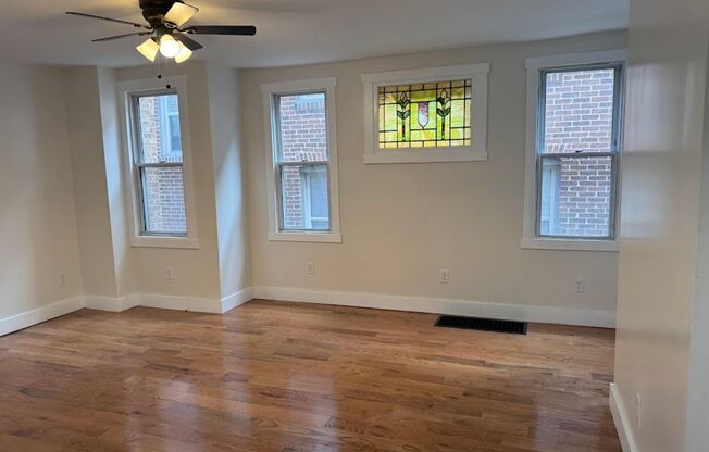 Great 1st Floor Duplex in Squirrel Hill! Available NOW!
