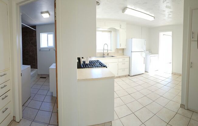 2 beds, 1 bath, $1,050, Unit 1 (Upstairs)