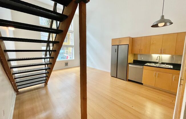 HUGE 2 Level 2br/1.5Ba Loft, High Ceilings, Laundry, Central Location! PROGRESSIVE