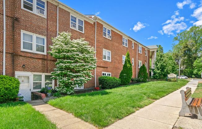 2 beds, 1 bath, 800 sqft, $1,695, Unit C11
