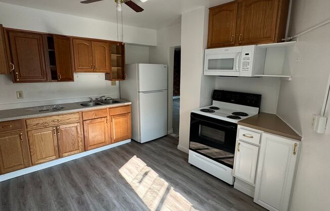 2 beds, 1 bath, $1,295