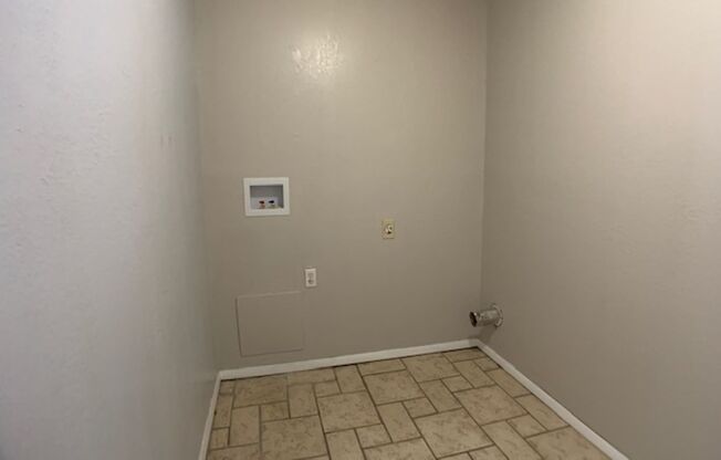 3 beds, 1 bath, $1,100