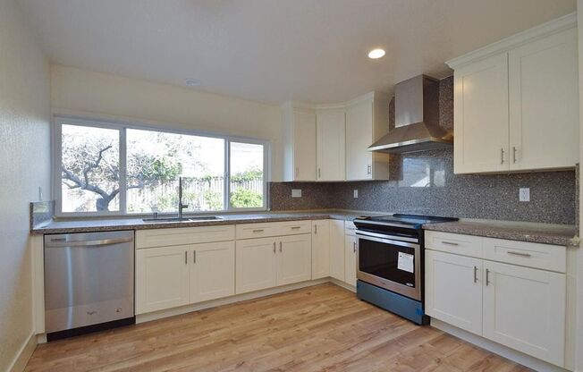$4,200 / 4 BR - SPACIOUS HOME IN WARM SPRINGS WITH SCENIC HILL VIEWS