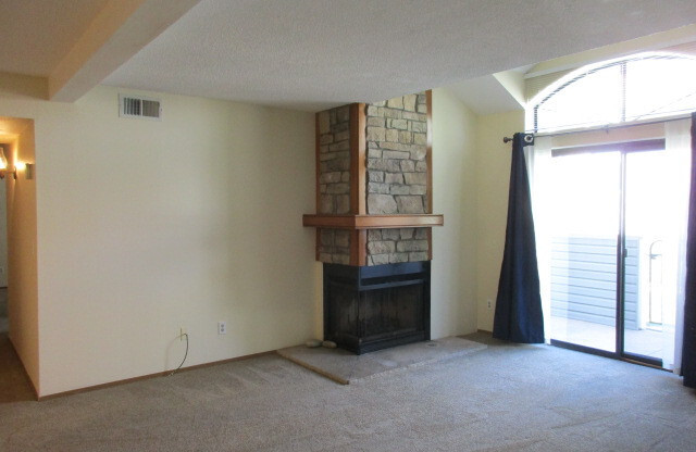 2 beds, 2 baths, 1,020 sqft, $1,900, Unit 921 S Zeno Way
