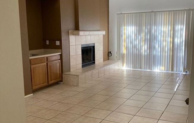 Large Condo located in Laughlin Bay!!