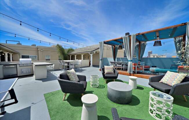 Boulevard on Wilshire Rooftop Lounge with Community BBQ and Covered Seating