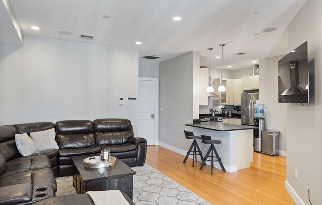 152 Old Colony Ave #10