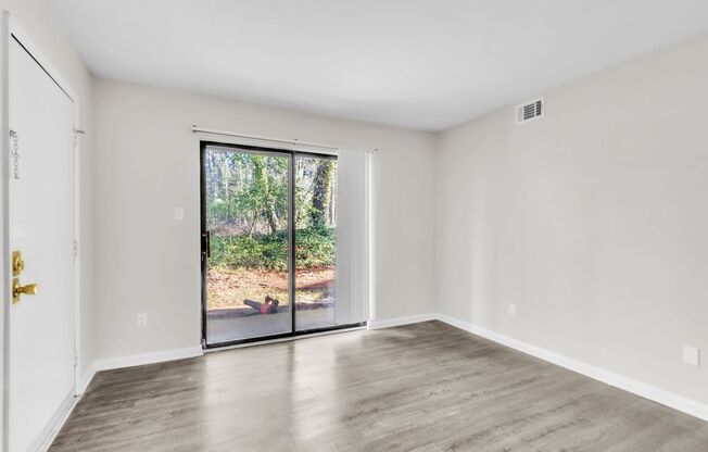 Discover Your New Home at Country Creek Apartments!
