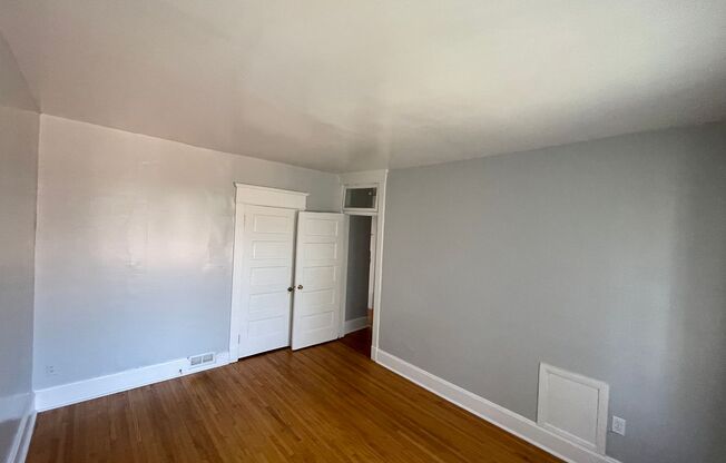 3 beds, 1 bath, $1,025, Unit 706