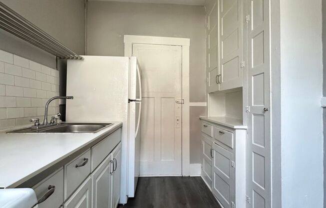 2 beds, 1 bath, 800 sqft, $1,225, Unit C2