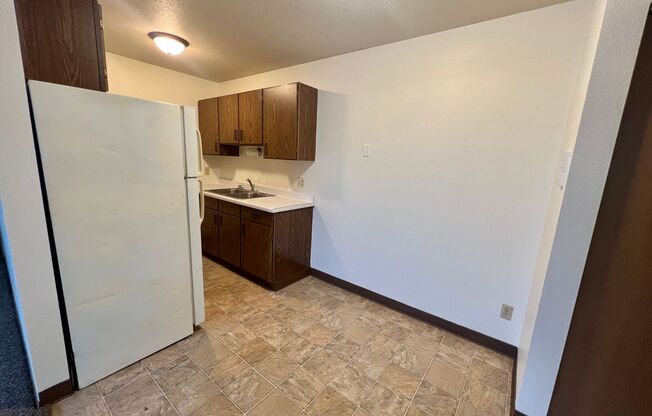 2 beds, 1 bath, $795, Unit 24