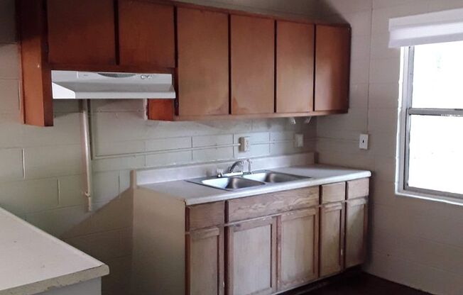 2 beds, 1 bath, 750 sqft, $650, Unit 14