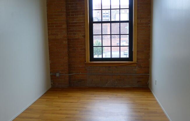 2 beds, 1 bath, 212 sqft, $1,815, Unit 212