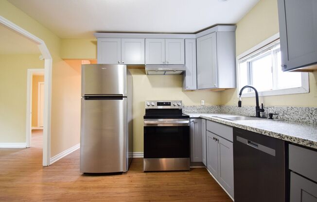 2BD/1BA House with Garage!! Washer/Dryer included! Pets OK!