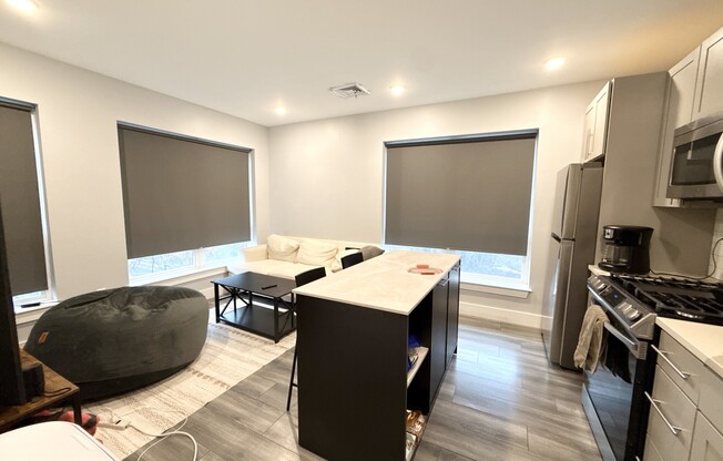 2 beds, 2 baths, 850 sqft, $4,050, Unit 408
