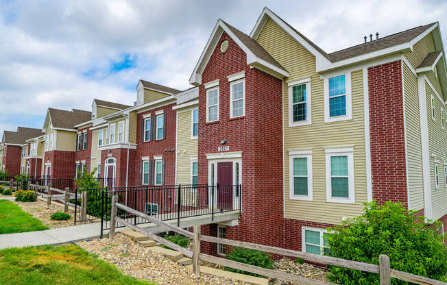 Elegant Exterior View at Lynbrook Apartment Homes and Townhomes, Elkhorn, Nebraska