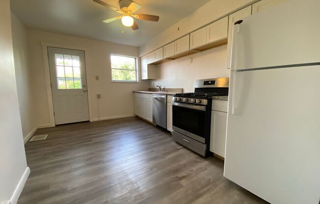 Super Spacious Townhome Close to Campus! Washer & Dryer Provided! Call Now!