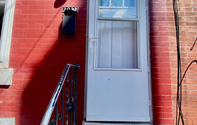 LOFT-cool, ultra-HIP 2 BD +Den/1.5 BA HOUSE w/ Central AC- HARDWOOD Flooring-EXPOSED beam & brick walls-Ceiling Fans & WASHER/DRYER in Amazing EAST PASSYUNK location.