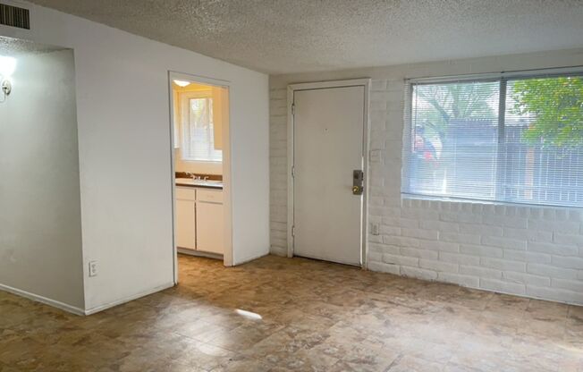 Single Bedroom @ Oakwood Terrace with Fenced Yard & New A/C!!